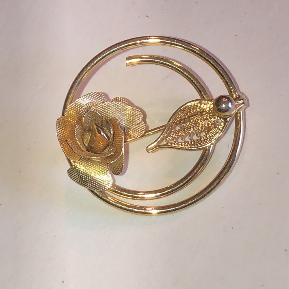 Sarah Coventry Gold Tone Rose Floral Brooch Pin